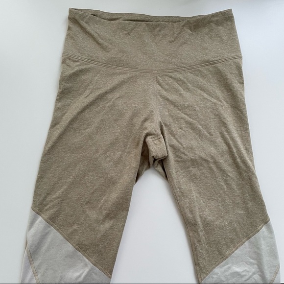 Old Navy High-Waisted Elevate 7/8-Length Color-Block Leggings in Mocha Taffy - Picture 6 of 11